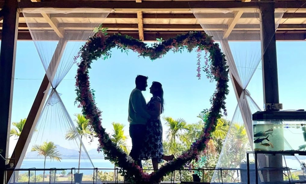 Romantic Couple Frame Setup