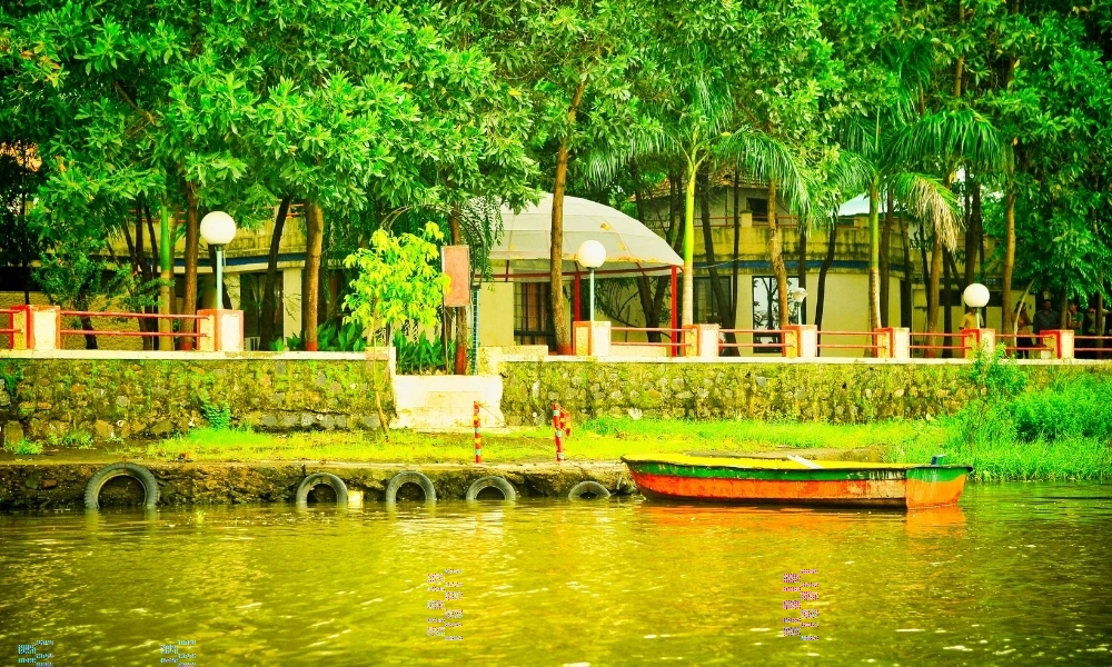Lakeside Garden & Relaxation Area